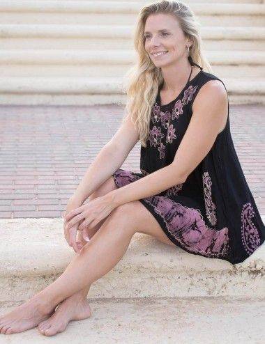 T-shirt-vita-ricamata-etnica-spiaggia-nera