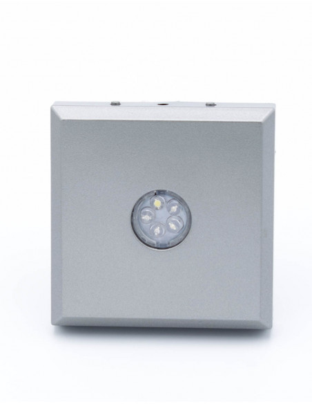 Obélisque en cristal de quartz sur lumière LED