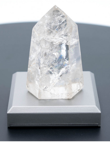 Obélisque en cristal de quartz sur lumière LED