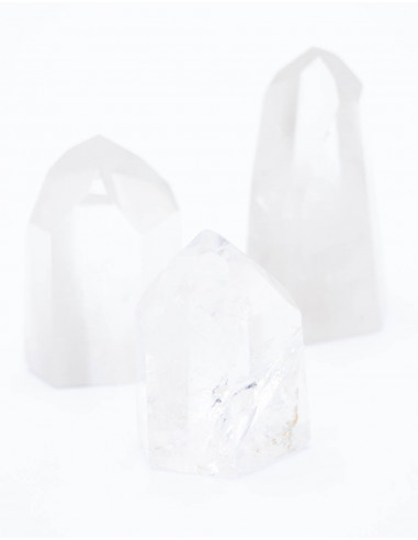 Obelisco di cristallo di quarzo su luce a led