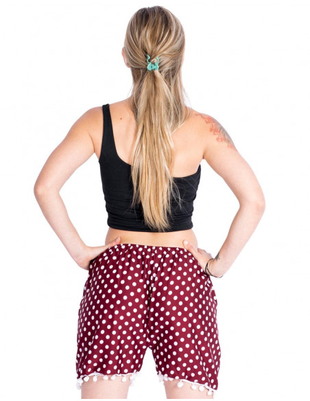 Shorts de bolinhas e pompons