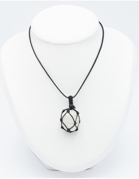 Ciondolo in Pietra Minerale con Macrame