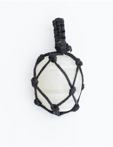 Ciondolo in Pietra Minerale con Macrame