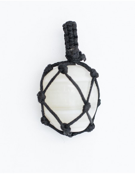 Ciondolo in Pietra Minerale con Macrame