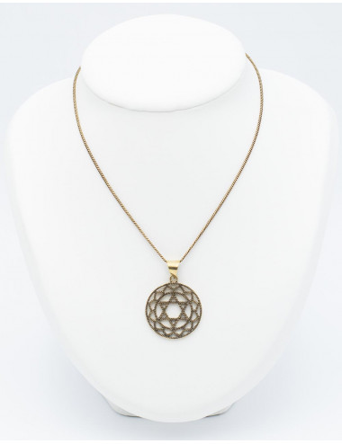 Pendentif étoile sculptée