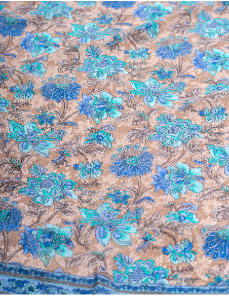 Vestido com babados e mangas largas