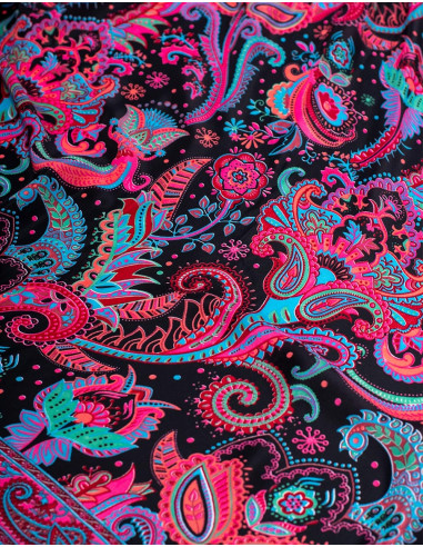 Disegni rosa del vestito nero