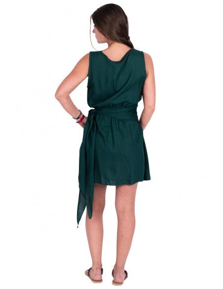 Grünes Kleid mit drapiertem Ausschnitt