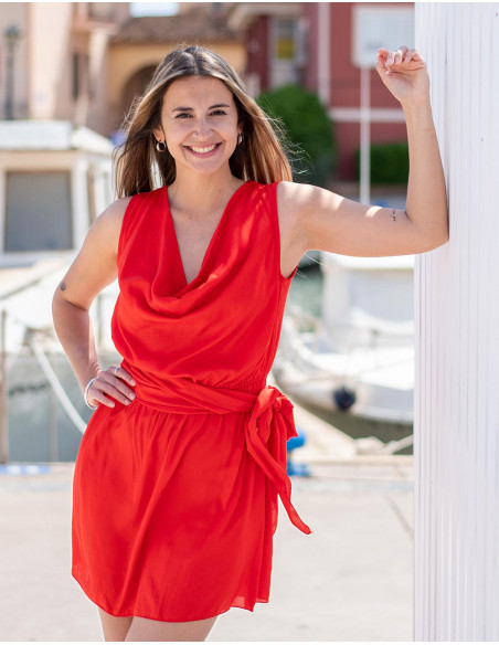 Renda e vestido drapeado