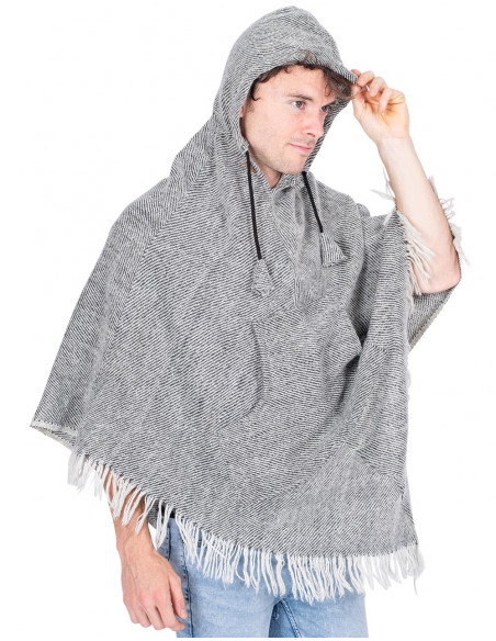 Poncho com franjas cinza