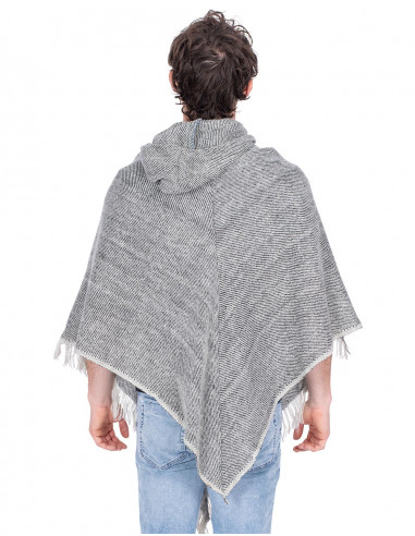 Grauer Poncho mit Fransen