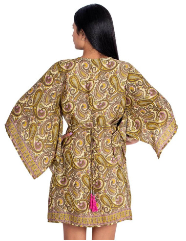 Kurzes Kleid mit Ärmeln