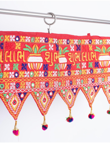 Toran rouge avec perles