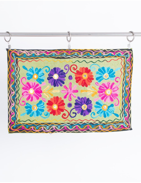 Florale Eleganz: Handbesticktes Tischset aus Indien