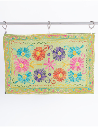 Florale Eleganz: Handbesticktes Tischset aus...