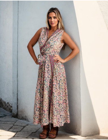 Langes Wickelkleid aus bedruckter Seide in Beigetönen