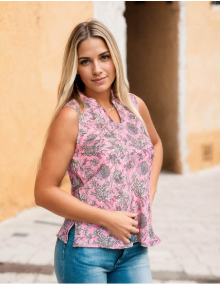 T-shirt in seta rosa con stampa di fiori grigi