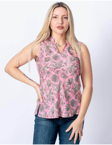 T-shirt in seta rosa con stampa di fiori grigi