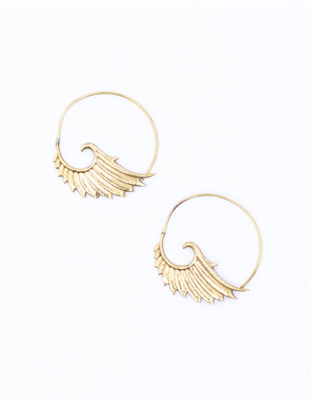 Boucles d'oreilles sculptées artisanalement en forme d'ailes de pigeon