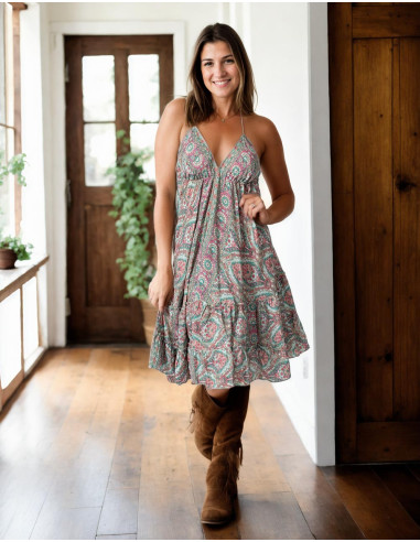 Vestido Curto com Decote V e Costas Abertas