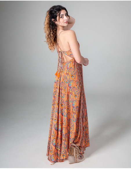 Langes bedrucktes Seidenkleid im Hippie-Stil mit orangefarbenem Hintergrund