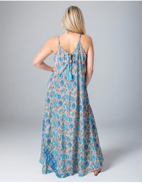 Langes und weites Seidenkleid mit grauem Hintergrund und hellblauen Blumen