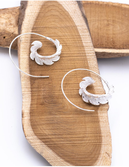 Boucles d'oreilles faites à la main avec relief sculpté en laiton avec bain icoting