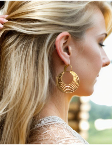 Goldfarbene Ohrringe im Boho-Stil der Kimago