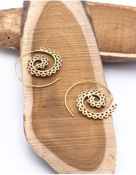 Brincos de latão dourado esculpidos da marca Kimago