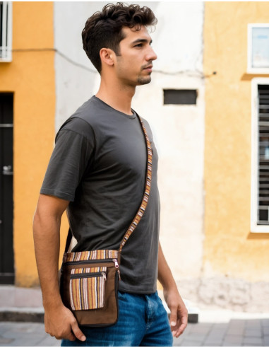 Sac bandoulière marron avec détails rayés assortis