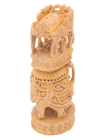 Statua di elefante intagliato in legno con...