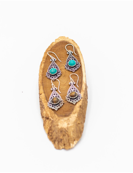 Boucles d'oreilles en laiton sculptées à la main avec pierre naturelle – Style ethnique