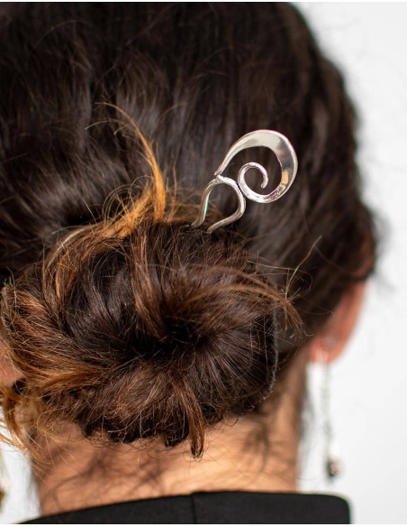 Pic à cheveux en argent sculpté à la main – L'élégance artisanale de l'Inde