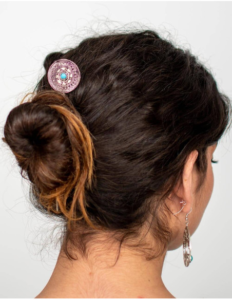 Haarstab aus versilbertem Messing mit kreisförmigem Ornament und Naturstein