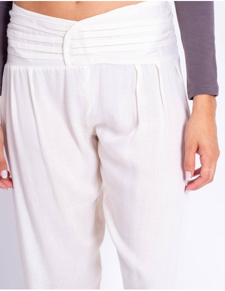 Calça reta off-white com detalhe de viseira – Estilo boêmio e artesanal
