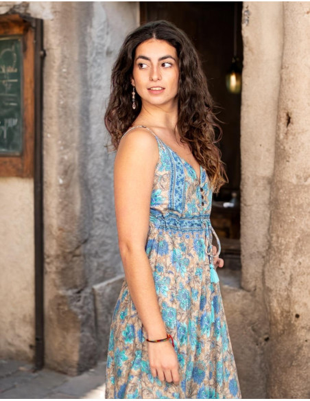 Long boho silk dress with a V-neckline – Indian inspiration for special days