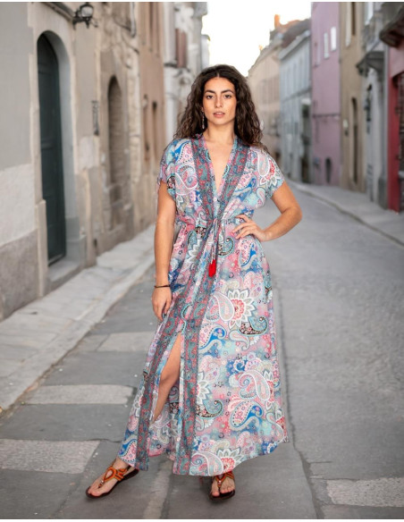 Abito lungo stampato in toni tenui – ispirazione indiana ed eleganza bohémien
