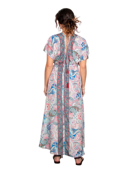 Abito lungo stampato in toni tenui – ispirazione indiana ed eleganza bohémien