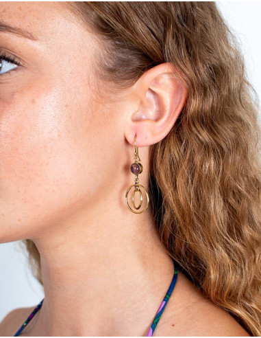 Goldene Ohrringe mit Kreisen und Mineralsteinen