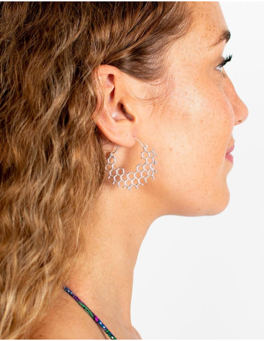 Handgefertigte silberne Ohrringe im Wabenstil