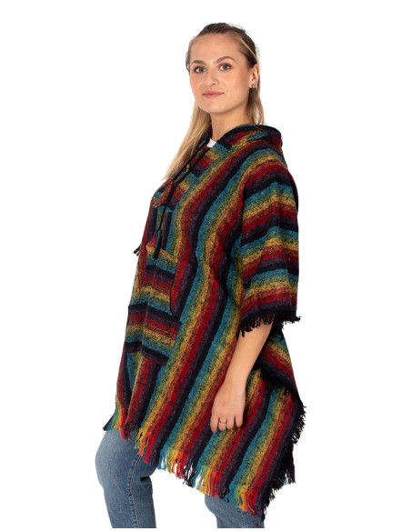Poncho unissex feito à mão com capuz e detalhes em madeira.
