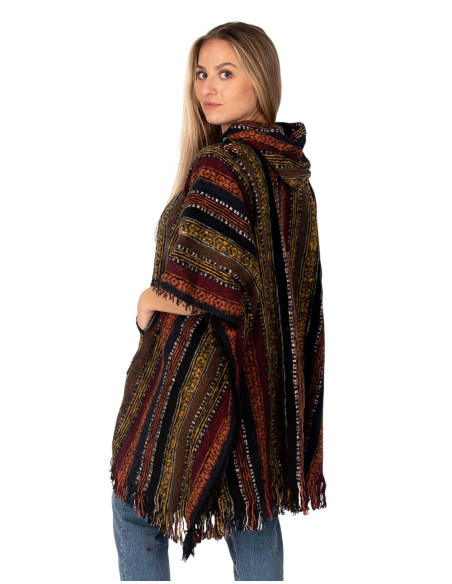 Poncho unisex fatto a mano con cappuccio e dettagli in legno