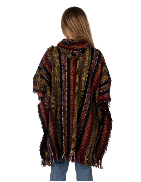 Poncho unissex feito à mão com capuz e detalhes em madeira.