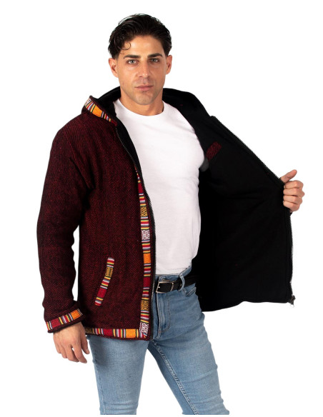 Veste rouge chaude avec des finitions artisanales dans des tons de rouge et d'orange