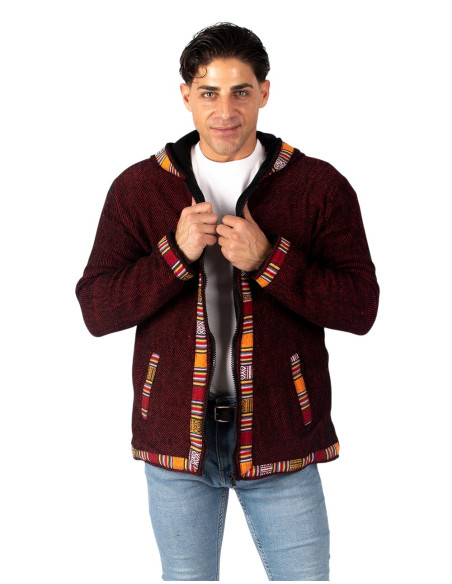 Veste rouge chaude avec des finitions artisanales dans des tons de rouge et d'orange