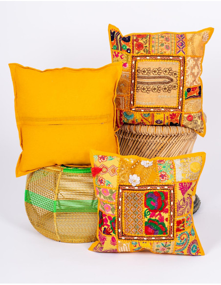 Capa de almofada artesanal em algodão com bordado.