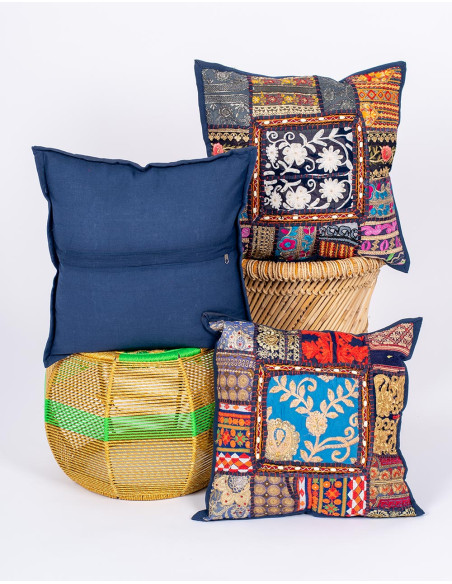 Housse de coussin faite main en coton avec broderie bleue