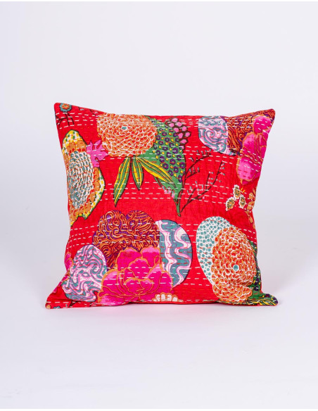 Capa de almofada com estampa floral e fundo vermelho.