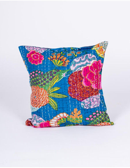 Capa de almofada azul de algodão com flores.