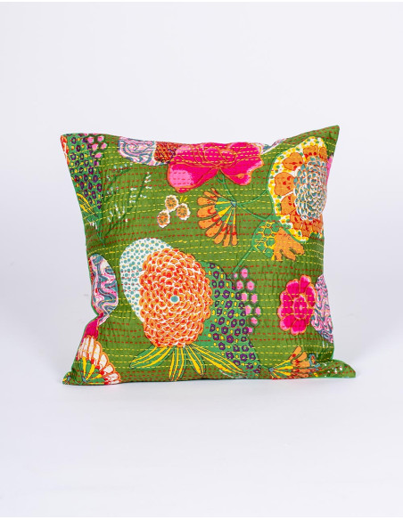 Capa de almofada artesanal com fundo floral verde.